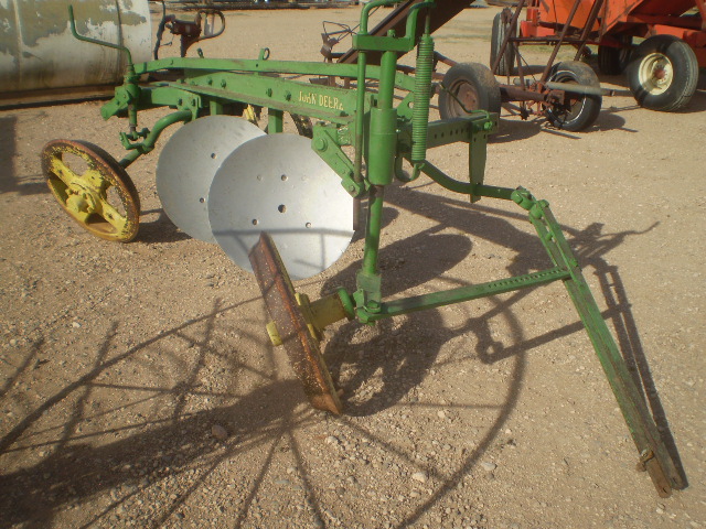John Deere 2 disc breaking plow